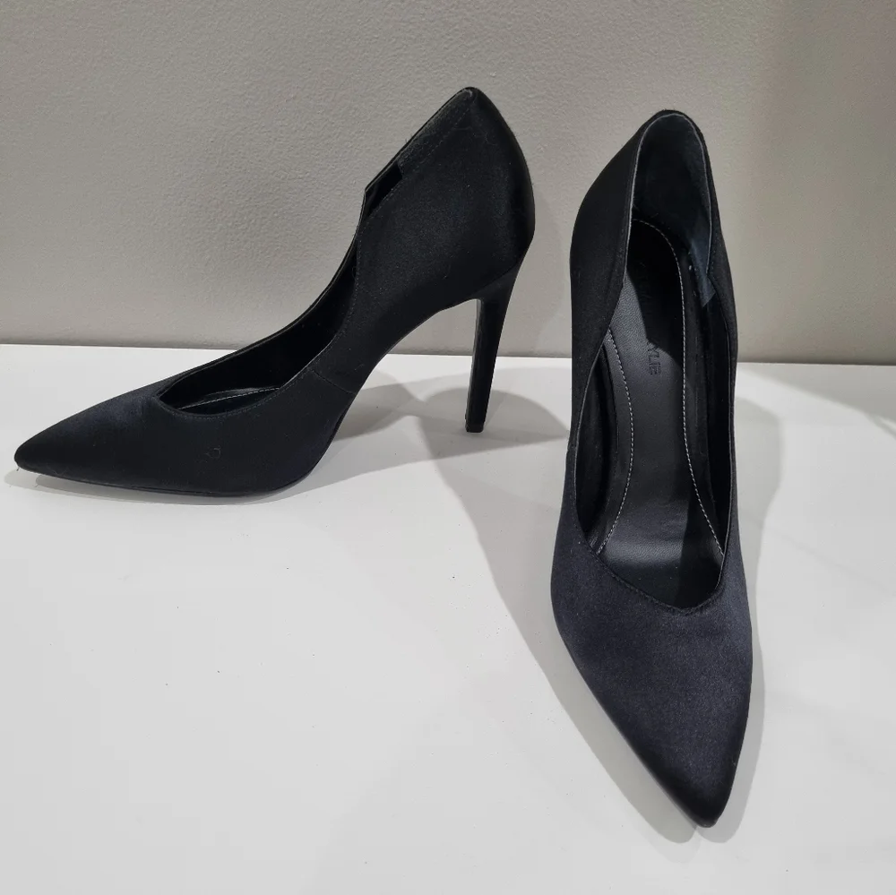 Kendall + Kylie "Abi" Classic Black Satin Pointed Toe Heels, Like New, Size 8 - Picture 3 of 11